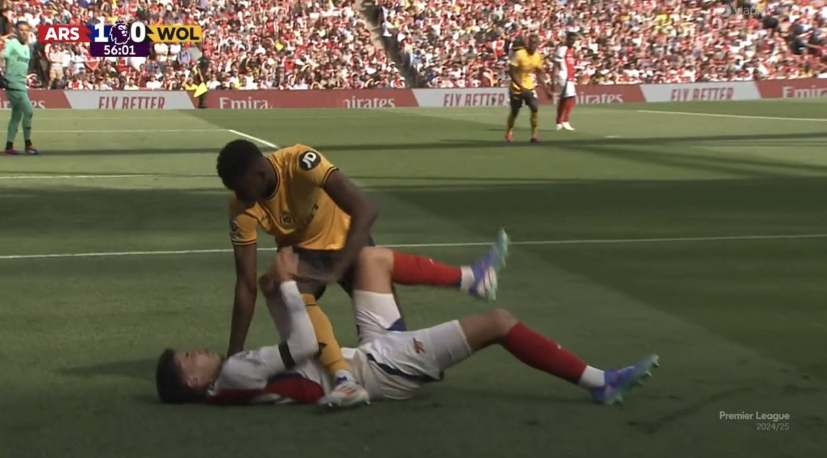 afcstuff's tweet photo. No red card. 🧐 https://t.co/c33auzdtAf