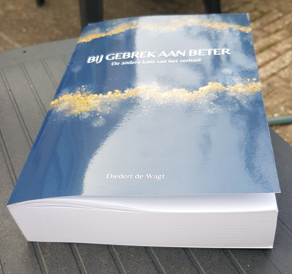 Yorienvdh's tweet photo. Wow wat een boek! #bgab #diedertdewagt Ben er net in begonnen - het leest als een trein maar wel zeer verontrustend allemaal. https://t.co/6LhletPbXr