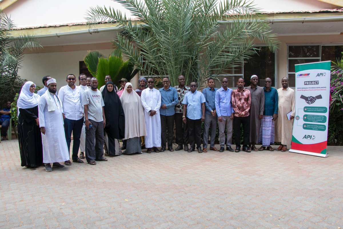 apid_africa's tweet photo. At today's Wajir County Peace Actors Forum meeting, members explored joint efforts to promote peace. The event was facilitated by the @apidorg #Deris Wanaag project @AdamSmithInt @DRC_ngo @ReinventKenya @UNDPKenya https://t.co/B1o9znCIEG
