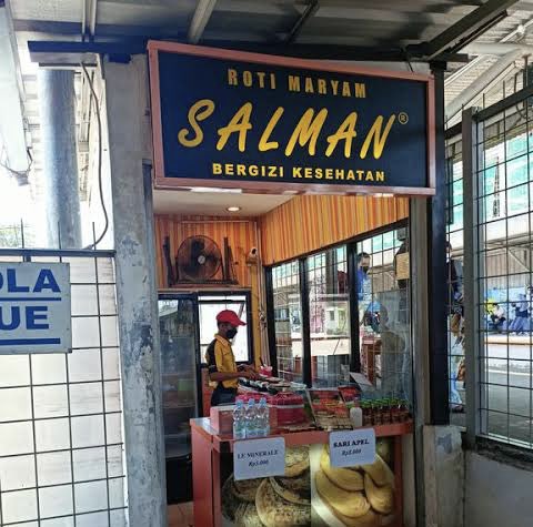 Kepikiran terus setiap liat taglinenya roti salman, struktur kalimatnya tuh salah gak sih. Bergizi itu kata sifat, kesehatan kata benda, terus maksudnya apa? Bergizi kesehatan tuh maknanya apa?

Mungkin bisa gini:
-bergizi dan menyehatkan
-bergizi untuk kesehatan