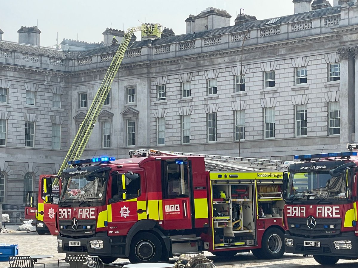 We remain on scene at #SomersetHouse working hard to bring the fire affecting part of the building’s roof under control.

Please follow us and <a href="/SomersetHouse/">Somerset House</a> for further updates 👉 london-fire.gov.uk/incidents/2024…