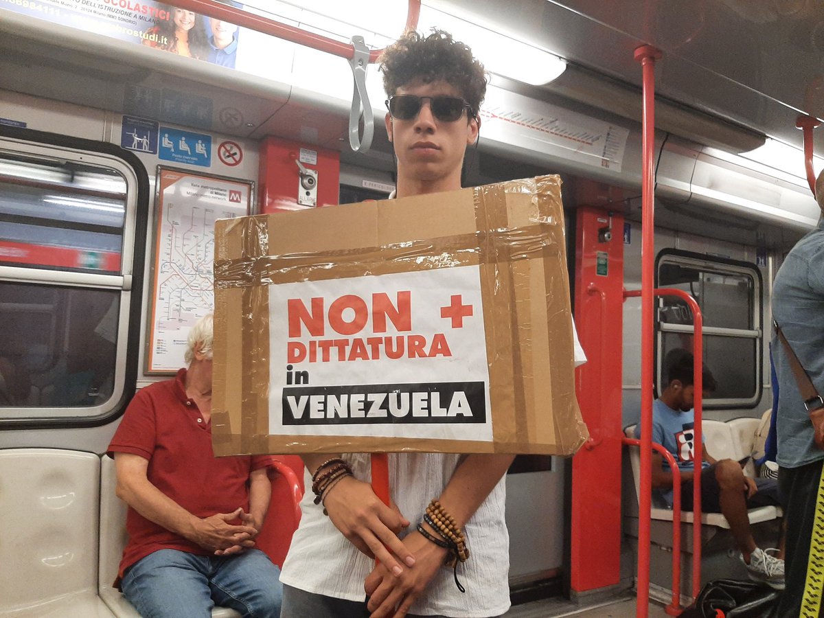 MariMagallanesC's tweet photo. En el metro de #Milán No+Dictadura #17agos
Por la verdad #GanoVzla y desde afuera los jóvenes alzan su voz por su derecho  a regresar  a la patria libre.
#YoSaliPorVzla 
@ConVzlaComando 
@MundoConVzla https://t.co/GF9ivDNUgA