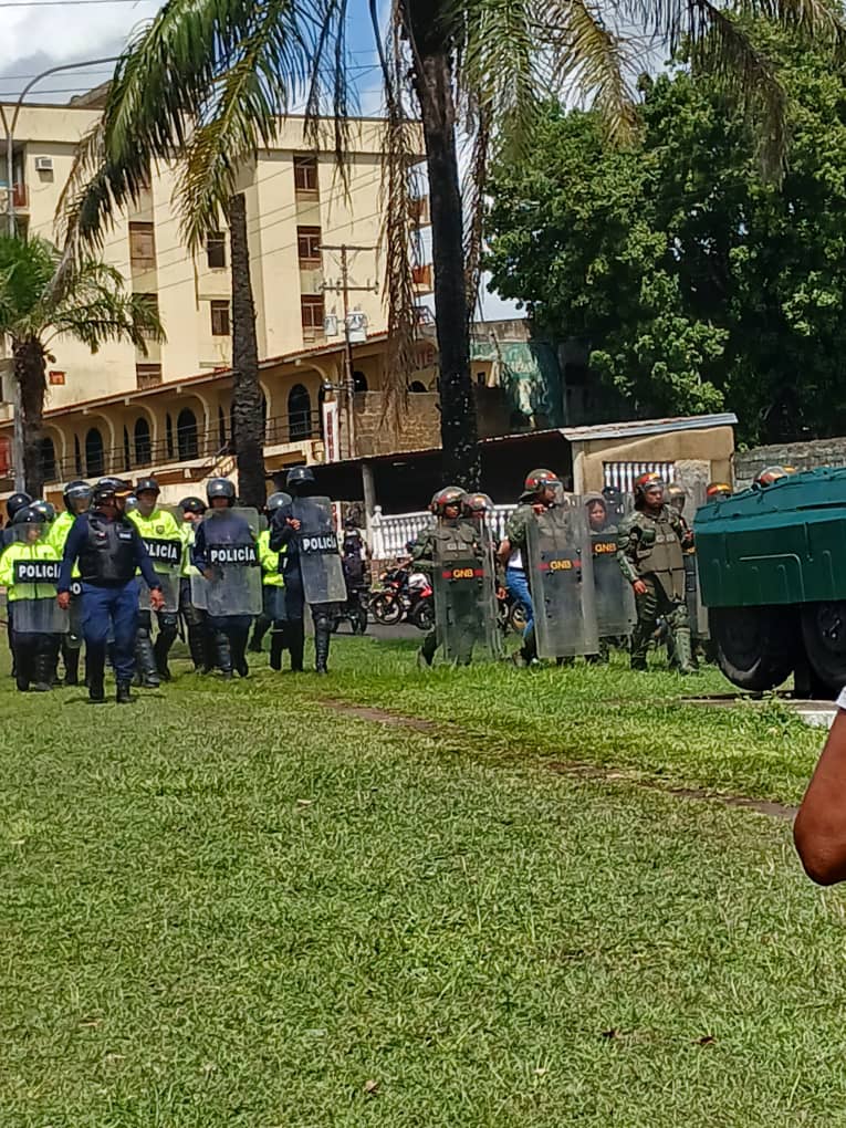 federicoalves's tweet photo. COMENZÓ LA REPRESIÓN.  El Tanque en la Av el Ejército, Maturín. https://t.co/OIPwaKLjUE