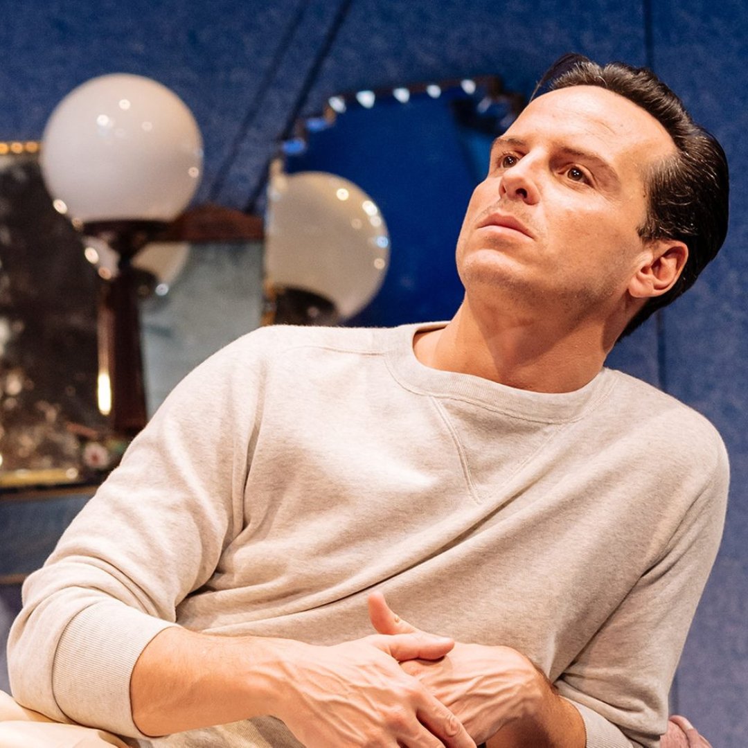 Catch the award-winning play PRESENT LAUGHTER at the Varsity this weekend! 🎭 Presented in partnership with the <a href="/DMPlayhouse/">Des Moines Playhouse</a>. Noël Coward's provocative comedy featuring Andrew Scott (All of Us Strangers) returns to the big screen Sunday, Aug. 18 at 1pm.
varsitydesmoines.com/showtimes/nati…