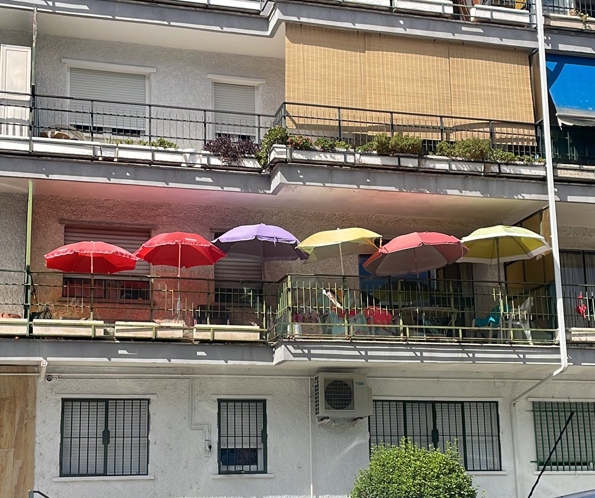 Leticiassp82's tweet photo. De los creadores de “madrugo para plantar la sombrilla en 1ª línea “ llega ahora el “Oda a la playa aunque no vaya” según mi vecino.
#ColladoVillalba #primeralineadevecindad #terrazasconencanto #CoruñaPark https://t.co/Z9GmLOZ4bi