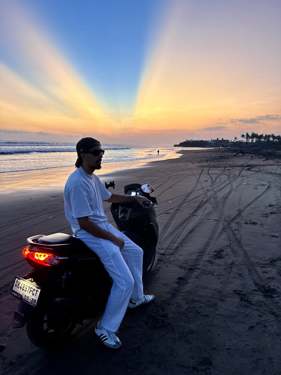 Comment avoir confiance en soi.

Tu dois comprendre que :

La confiance en soi vient de l'estime de soi.

L'estime de soi vient de la réputation que l'on a de soi envers soi-même.

La réputation qu'on a de soi vient des actions que l'on prend quand personne ne nous regarde.

Je