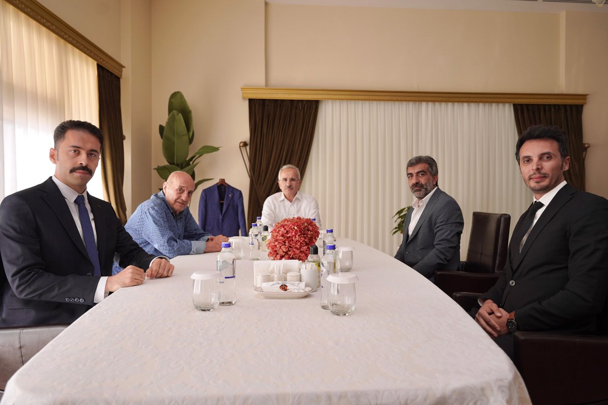 Sendika Yönetimimiz, gönüllü danışmanlarımız İstanbul Model Uçak Spor Kulübü Başkanı Fuat GÜNER ve Abdulkadir DOĞAN ile birlikte Ulaştırma ve Altyapı Bakanımız <a href="/a_uraloglu/">Abdulkadir URALOĞLU</a> ’nu ziyaret etmiştir. Nazik misafirperverliği ve anlayışlı yaklaşımı için Sn. Bakanımıza teşekkür ediyoruz.