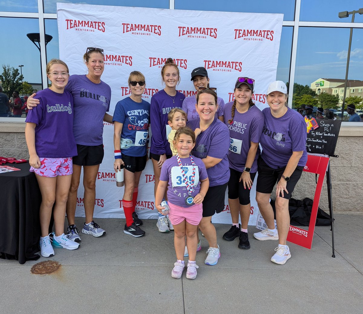 MPS_Beadle's tweet photo. Bulldog families supporting the Millard Teammates Fun Run this morning. @mpsteammates @MentorTeamMates https://t.co/YfvYw6lV0I