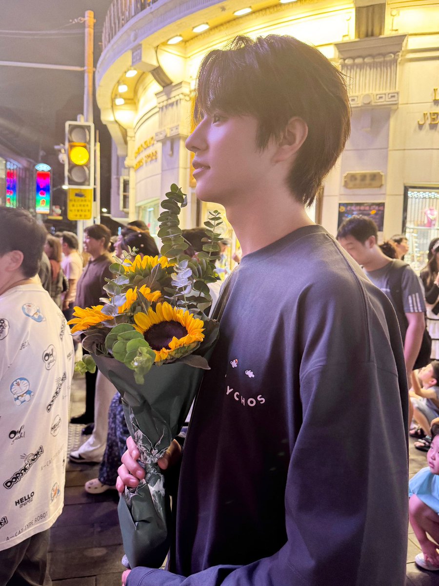 Crossing the sea of people just to see you...🌻

#LEV #레비 #レビ
#WANGZIHAO #왕즈하오 #王子浩 #ズハオ