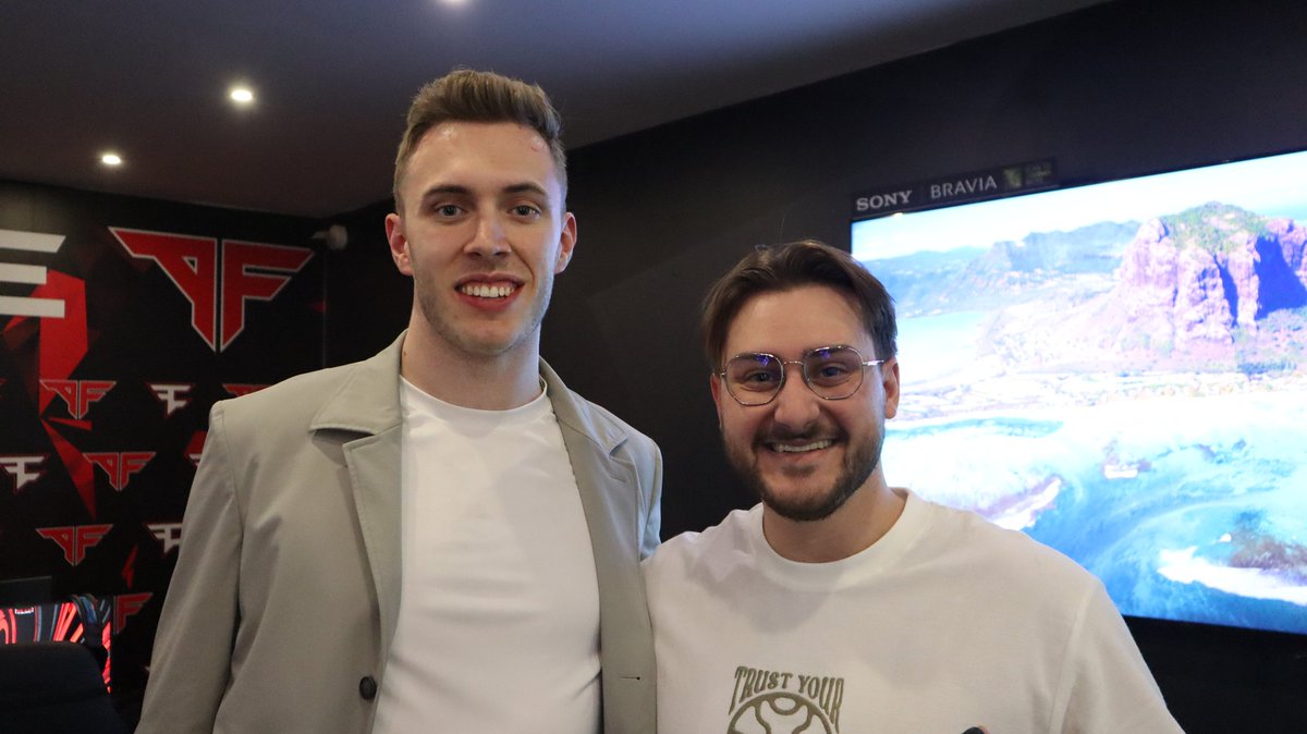 Not the man the myth the legend <a href="/TacticalRab/">Rab</a> taking time off the <a href="/GGBreakingPoint/">Breaking Point</a> stream to come say hi and then gets me a spot on the stream for a bit too! I cannot explain how awesome that was for a lost African Caster! 
#CODZA can only go up n up now 🔥