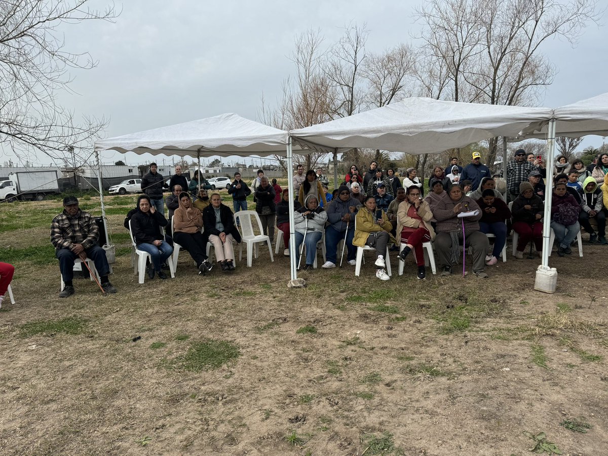 klausmill_uy's tweet photo. En este momento el equipo de CSI Ingenieros, @ANV_Uruguay junto con DINISU del @Mvot_Uruguay y la @montevideoIM está realizando la asamblea con los vecinos de Piedras Blancas para dar inicio a las obras del #planavanzar. Se construirán más de 100 viviendas entre otras obras. https://t.co/7J3aRTujrL