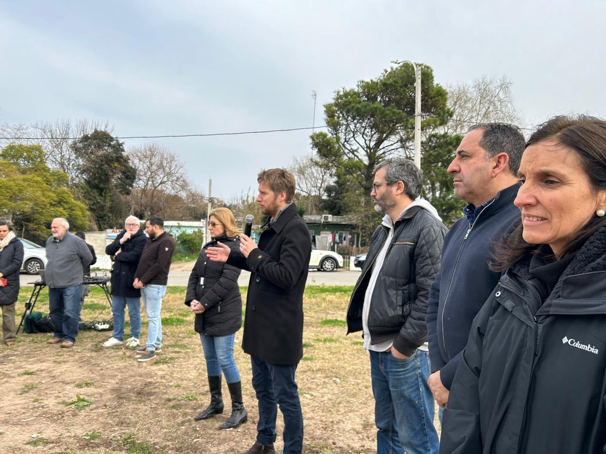 klausmill_uy's tweet photo. En este momento el equipo de CSI Ingenieros, @ANV_Uruguay junto con DINISU del @Mvot_Uruguay y la @montevideoIM está realizando la asamblea con los vecinos de Piedras Blancas para dar inicio a las obras del #planavanzar. Se construirán más de 100 viviendas entre otras obras. https://t.co/7J3aRTujrL