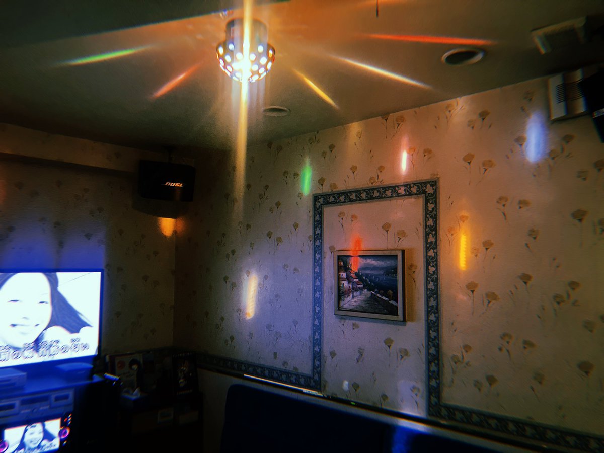 一人カラオケしたらミラーボール付きの大部屋に入れました記念