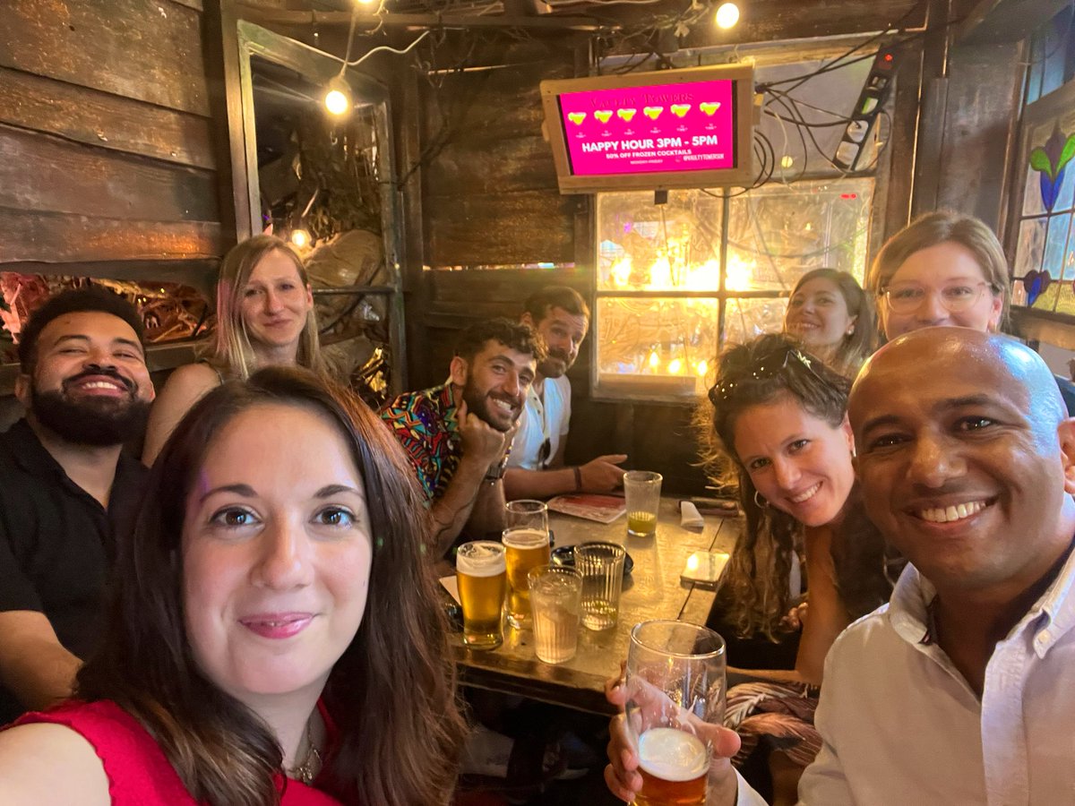 gdarpa92's tweet photo. Leaving drinks with my favourite people, in my favourite place! ❣️✨
#leavingdrinks #london #vaultytowers #friends #mypeople #newadventure https://t.co/5qkqPOdYRY