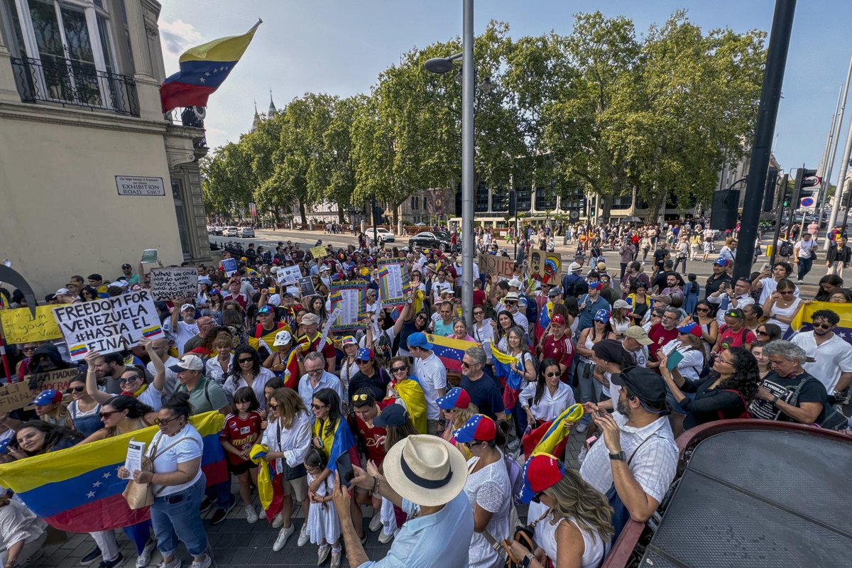 AlbertoRodNews's tweet photo. Protesta mundial: Venezolanos en el exterior se manifiestan contra Nicolás Maduro y reivindican triunfo de Edmundo González. https://t.co/pKIGt3BgpU

A continuación un hilo con las mejores imágenes:

📢 Londres https://t.co/a3Dqp9QtqD