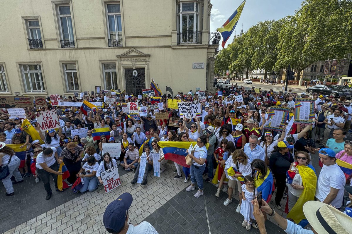 AlbertoRodNews's tweet photo. Protesta mundial: Venezolanos en el exterior se manifiestan contra Nicolás Maduro y reivindican triunfo de Edmundo González. https://t.co/pKIGt3BgpU

A continuación un hilo con las mejores imágenes:

📢 Londres https://t.co/a3Dqp9QtqD