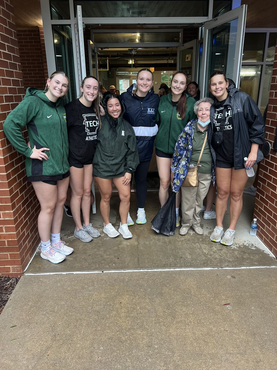 ATUvolleyball's tweet photo. Grateful for the opportunity the help students move in! #rainorshine https://t.co/hi5YX0aZ0N