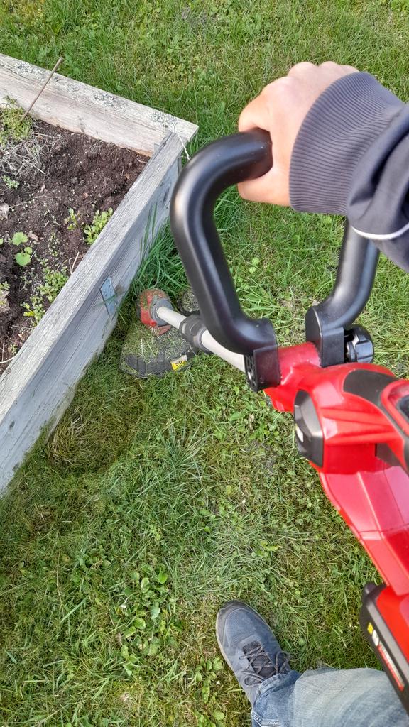 SwedishGamester's tweet image. It was a lot of #dirt in the #gutters! Now that I've #cleared them it's time to trim the #edges of the #lawn.