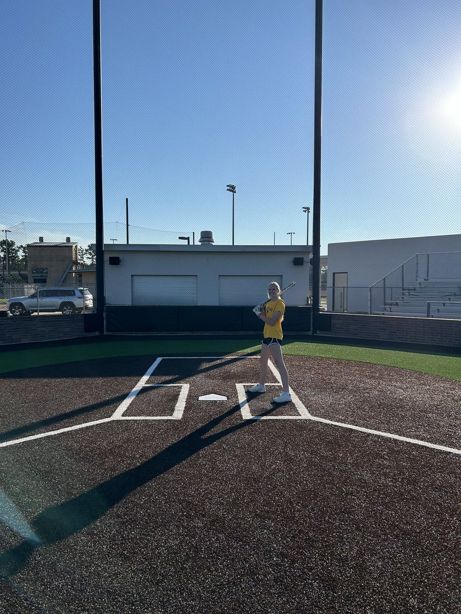 IzzyLeeSoftball's tweet photo. getting some work in at the fields early saturday morning! #izzylee2027 #kleinoaksoftball #uncommited @kohs_softball @Kara_Dill @CoachValis @Coach_Jo_Evans
@CoachJayGwyn @ScottWoodard8
@Coach_JimBray @texaselite16u @UT_CoachZ @MMayeux @jeffharger @Coach_SniderSB
@RussHeffley https://t.co/lBPtQCtjLp