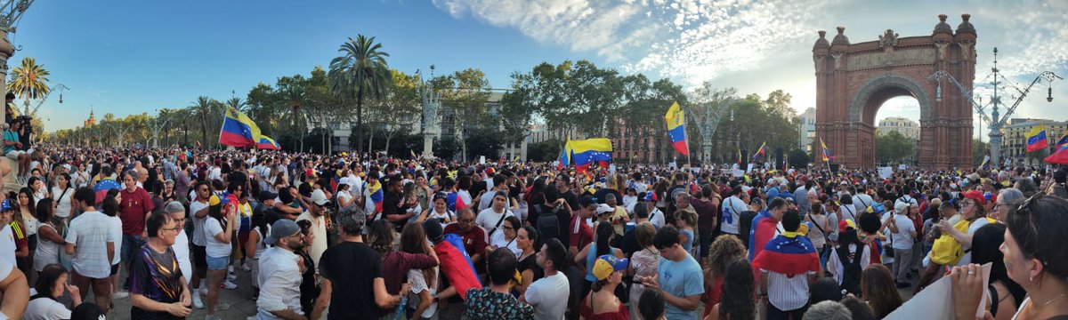El Arco de Triunfo de Barcelona - España, también en la manifestación global.
Venezolanos en protesta desde allá, a pesar de que haya negacionistas de los crímenes de Estado en España, a pesar de los cómplices del chavismo que habitan en la política catalana.