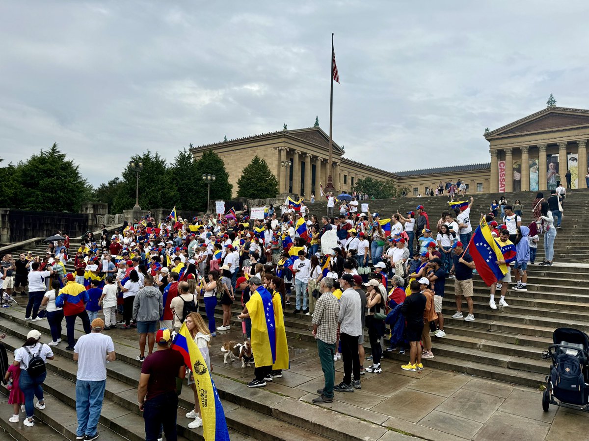 oswaldocaceres's tweet photo. #17Ago Llueva truene o relampaguee los venezolanos de #Philadelphia gritan al unísono ¡LIBERTAD! Seguiremos avanzando por el rescate de la democracia en nuestro país. #venezuelalibre #VenezuelaLibredeDictadura https://t.co/L651IvtXzR
