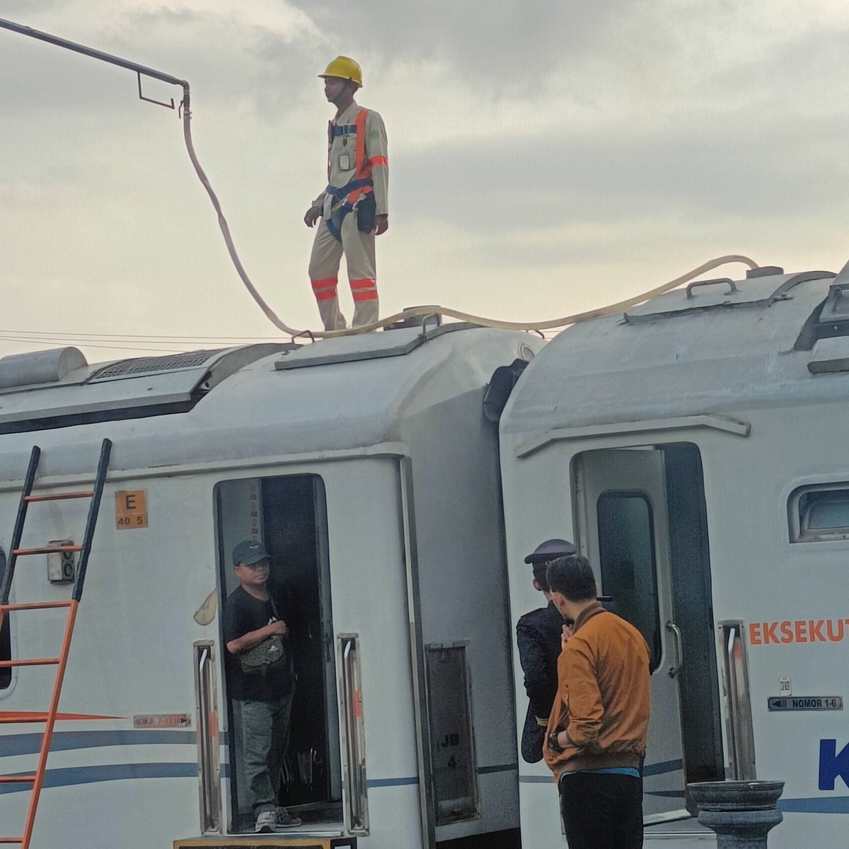 bertanamubii's tweet photo. gak tau hobing banget kalau naek kereta di temenin sama point #KAI #sunrise #keretapi #indonesiaupdate #indomaret #17agutus #HariKemerdekaanIndonesia https://t.co/yASEmPrhJC