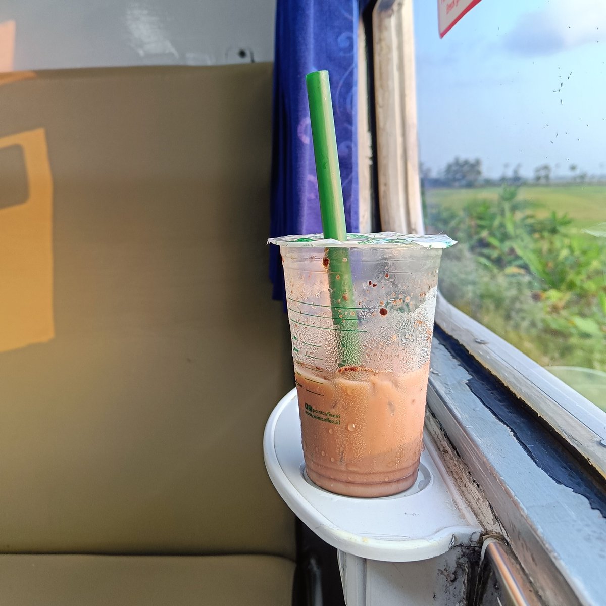 bertanamubii's tweet photo. gak tau hobing banget kalau naek kereta di temenin sama point #KAI #sunrise #keretapi #indonesiaupdate #indomaret #17agutus #HariKemerdekaanIndonesia https://t.co/yASEmPrhJC