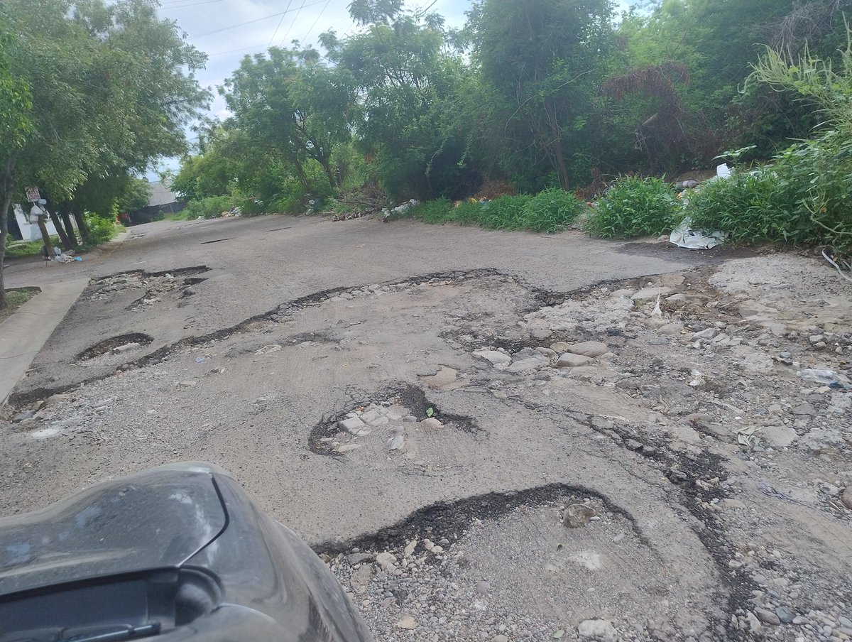 Kristophorosh's tweet photo. @JuandDiosGamez Presidente municipal echenos la mano para arreglar el último tramo de la avenida Hilario Medina en el fraccionamiento Real del Parque en el sector barrancos 🙏 https://t.co/9tLoRfnyPy