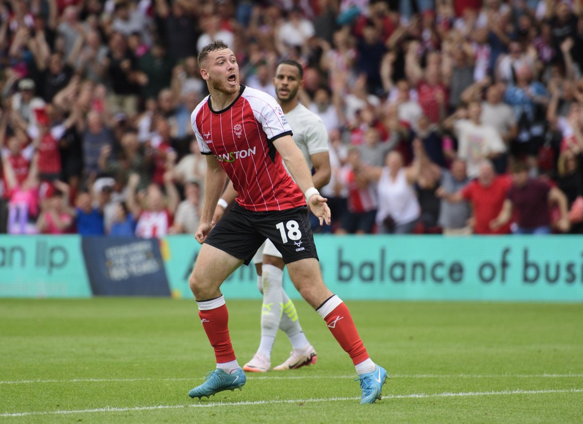 LincolnCity_FC's tweet photo. 👊 Big push, Imps!
⌚️ 78' | 🔴 1-2 ⚪️ | #LINBAR https://t.co/D1zPDwGv4o