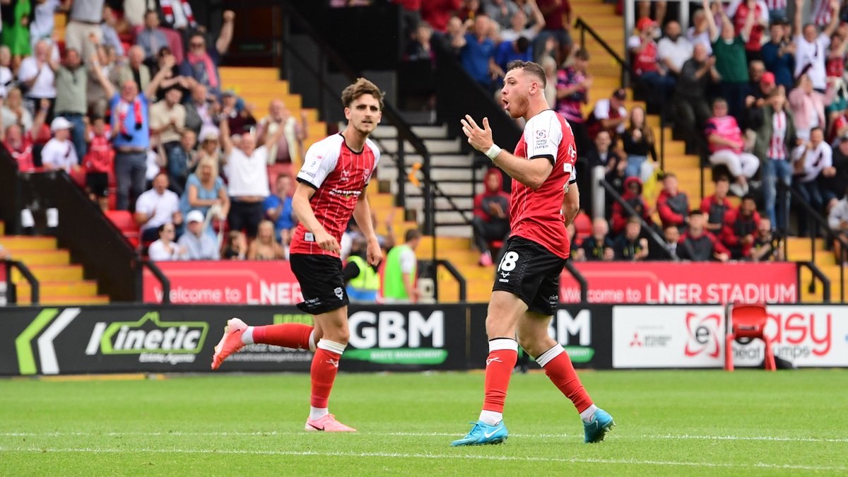 LincolnCity_FC's tweet photo. 👊 Big push, Imps!
⌚️ 78' | 🔴 1-2 ⚪️ | #LINBAR https://t.co/D1zPDwGv4o