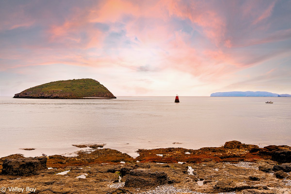 BJRoberts's tweet photo. Dawn boat fishing off Ynys Môn's Penmon Point, with Puffin Island, Conwy Bay, and Llandudno Great Orme views.@Ruth_ITV @AngleseyScMedia @ItsYourWales @NWalesSocial @northwaleslive @OurWelshLife @northwalescom @AllThingsCymru #YnysMôn #PenmonPoint #SeaFishing #Dawn #August #Wales https://t.co/SGCDldiy9I