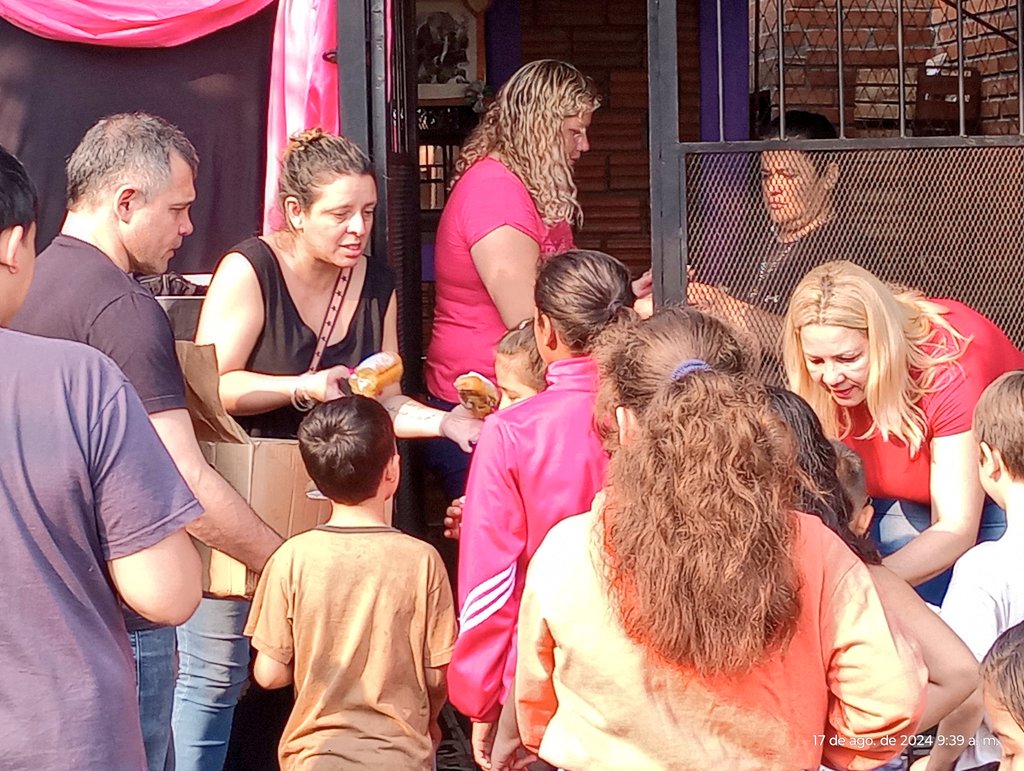 Posadas:
Mañana de sábado con chocolatada, facturas, juegos y títeres para la gurisada que asisten al Merendero "Carita Feliz" del Barrio "San Lorenzo".
¡Gracias Élida por recibirnos siempre!

¡Siempre AD❤️MIS!
<a href="/grillo141/">Ruben Dario</a>
<a href="/ADOMIS_Misiones/">ADOMIS_Misiones</a> 
<a href="/E33683101Raquel/">Raquel Elizabet Benítez</a> <a href="/apariciocarola/">Carola Aparicio</a>