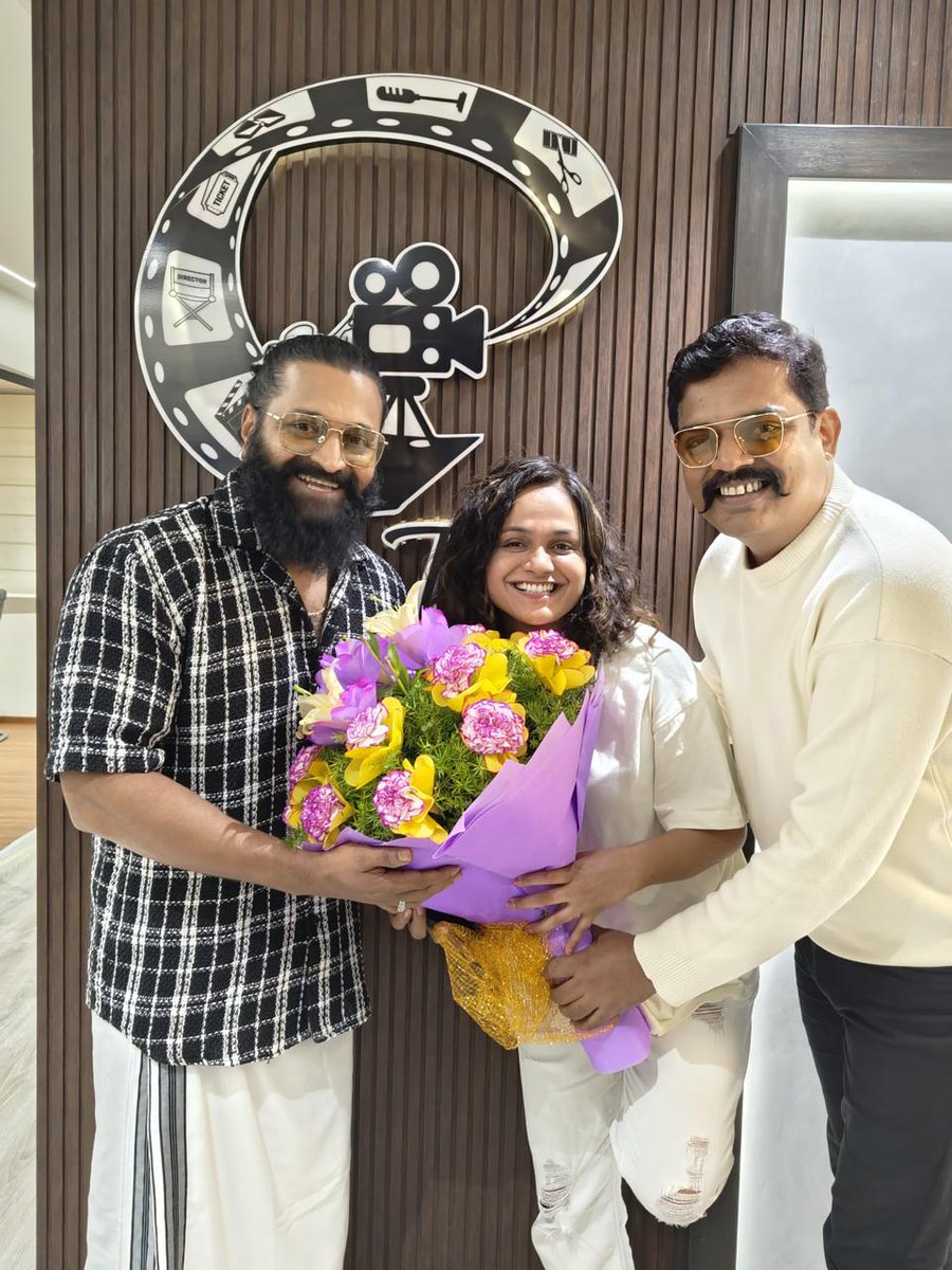 sheetal shetty (@isheetalshetty) on Twitter photo ರಾಷ್ಟ್ರ ಪ್ರಶಸ್ತಿ ಕನ್ನಡ ಸಿನಿಮಾಗಳಿಗ್ಯಾವುದಕ್ಕೆ ಬಂದ್ರೂ ಯಾರಿಗ್ ಬಂದ್ರೂ ಖುಷಿ ನಮಗೆ.. ಅಂತಾದ್ರಲ್ಲಿ ನಮ್ ಜನಕ್ಕೆ ಒಬ್ರಿಗ್ ಅದೂ ಎರಡೆರ್ಡ್ ಪ್ರಶಸ್ತಿ ಬಂದ್ರೆ ಮನ್ಸಿಗ್ ಅದ್ಹೇಗನ್ನಿಸಬೇಡ....🤗🤗 ನೀವೇ ಹೇಳಿ congratulations <a href="/shetty_rishab/">Rishab Shetty</a> ರಾಷ್ಟ್ರ ಪ್ರಶಸ್ತಿ ಕನ್ನಡ ಸಿನಿಮಾಗಳಿಗ್ಯಾವುದಕ್ಕೆ ಬಂದ್ರೂ ಯಾರಿಗ್ ಬಂದ್ರೂ ಖುಷಿ ನಮಗೆ.. ಅಂತಾದ್ರಲ್ಲಿ ನಮ್ ಜನಕ್ಕೆ ಒಬ್ರಿಗ್ ಅದೂ ಎರಡೆರ್ಡ್ ಪ್ರಶಸ್ತಿ ಬಂದ್ರೆ ಮನ್ಸಿಗ್ ಅದ್ಹೇಗನ್ನಿಸಬೇಡ....🤗🤗 ನೀವೇ ಹೇಳಿ congratulations <a href="/shetty_rishab/">Rishab Shetty</a>