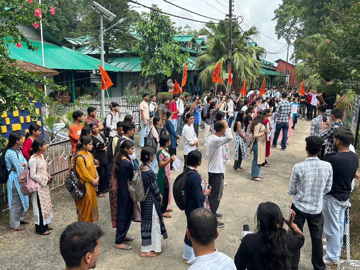 abvphp's tweet photo. धर्मशाला में राष्ट्रीय मंत्री श्री @iRanaRahul के नेतृत्व में अभाविप कार्यकर्ताओं ने कोलकाता के आरजी कर मेडिकल कॉलेज में एक ट्रेनी डॉक्टर के साथ हुए रेप और जघन्य हत्या के विरोध में धरना-प्रदर्शन कर ममता बनर्जी का पुतला दहन किया। अभाविप, मांग करती है कि आरोपियों पर सख्त कार्रवाई की जाए।