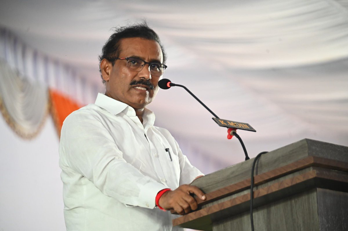 NCPspeaks's tweet photo. शिवस्वराज्य यात्रा, लढा महाराष्ट्राच्या स्वाभिमानाचा..!

नॅशनॅलिस्ट काँग्रेस पार्टी - शरदचंद्र पवार पक्षाचे प्रदेशाध्यक्ष व माननीय आमदार श्री. जयंतराव पाटील यांच्या नेतृत्वाखाली सुरू झालेली 'शिवस्वराज्य यात्रेची' जिंतूर, परभणी येथे भव्य सभा संपन्न झाली. लोकं योजना स्विकारतील की नाही या भीतीने जाहिरातबाजी होते आहे, अशी टिका प्रदेशाध्यक्षांनी सत्ताधाऱ्यांवर केली. मतांची आली कडकी, बहिण झाली लाडकी अशी खोचक टिका पक्षाचे खासदार डॉ. अमोल कोल्हे यांनी सरकारवर केली. तसेच भाजपचे नेते कापूस, सोयाबीनला भाव देणार होते त्याचं काय झालं? असा सवाल माजी मंत्री आमदार राजेश टोपे यांनी सभेच्या माध्यमातून सरकारला केला. 

यावेळी पक्षाच्या राष्ट्रीय महिला अध्यक्ष खा. फौजिया खान, जयप्रकाश दांडेगावकर, परभणी जिल्हाध्यक्ष विजयराव गव्हाणे, माजी विजय भांबळे, युवक प्रदेशाध्यक्ष महेबूब शेख, विद्यार्थी प्रदेशाध्यक्ष सुनिल गव्हाणे, रमेश महाराज, अशोक काकडे, डी. आर. तुपसुंदर, मनिषा केंद्रे, प्रेक्षा भांबळे, रितेश काळे, सोनाली देशमुख, प्रद्युम्न पाटील, अजय चौधरी, रामराव उबाळे, मनोज थिटे, सचिन बोबडे, आशाताई खिलारे, कपिल फारुकी यांच्यासह इतर पदाधिकारी व कार्यकर्ते उपस्थित होते. 

#शिवस्वराज्य_यात्रा #ShivSwarajyaYatra #NCPSP