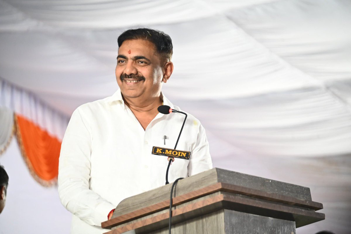 NCPspeaks's tweet photo. शिवस्वराज्य यात्रा, लढा महाराष्ट्राच्या स्वाभिमानाचा..!

नॅशनॅलिस्ट काँग्रेस पार्टी - शरदचंद्र पवार पक्षाचे प्रदेशाध्यक्ष व माननीय आमदार श्री. जयंतराव पाटील यांच्या नेतृत्वाखाली सुरू झालेली 'शिवस्वराज्य यात्रेची' जिंतूर, परभणी येथे भव्य सभा संपन्न झाली. लोकं योजना स्विकारतील की नाही या भीतीने जाहिरातबाजी होते आहे, अशी टिका प्रदेशाध्यक्षांनी सत्ताधाऱ्यांवर केली. मतांची आली कडकी, बहिण झाली लाडकी अशी खोचक टिका पक्षाचे खासदार डॉ. अमोल कोल्हे यांनी सरकारवर केली. तसेच भाजपचे नेते कापूस, सोयाबीनला भाव देणार होते त्याचं काय झालं? असा सवाल माजी मंत्री आमदार राजेश टोपे यांनी सभेच्या माध्यमातून सरकारला केला. 

यावेळी पक्षाच्या राष्ट्रीय महिला अध्यक्ष खा. फौजिया खान, जयप्रकाश दांडेगावकर, परभणी जिल्हाध्यक्ष विजयराव गव्हाणे, माजी विजय भांबळे, युवक प्रदेशाध्यक्ष महेबूब शेख, विद्यार्थी प्रदेशाध्यक्ष सुनिल गव्हाणे, रमेश महाराज, अशोक काकडे, डी. आर. तुपसुंदर, मनिषा केंद्रे, प्रेक्षा भांबळे, रितेश काळे, सोनाली देशमुख, प्रद्युम्न पाटील, अजय चौधरी, रामराव उबाळे, मनोज थिटे, सचिन बोबडे, आशाताई खिलारे, कपिल फारुकी यांच्यासह इतर पदाधिकारी व कार्यकर्ते उपस्थित होते. 

#शिवस्वराज्य_यात्रा #ShivSwarajyaYatra #NCPSP