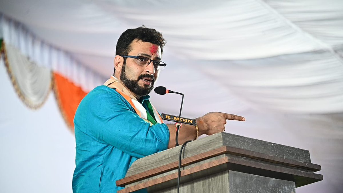 NCPspeaks's tweet photo. शिवस्वराज्य यात्रा, लढा महाराष्ट्राच्या स्वाभिमानाचा..!

नॅशनॅलिस्ट काँग्रेस पार्टी - शरदचंद्र पवार पक्षाचे प्रदेशाध्यक्ष व माननीय आमदार श्री. जयंतराव पाटील यांच्या नेतृत्वाखाली सुरू झालेली 'शिवस्वराज्य यात्रेची' जिंतूर, परभणी येथे भव्य सभा संपन्न झाली. लोकं योजना स्विकारतील की नाही या भीतीने जाहिरातबाजी होते आहे, अशी टिका प्रदेशाध्यक्षांनी सत्ताधाऱ्यांवर केली. मतांची आली कडकी, बहिण झाली लाडकी अशी खोचक टिका पक्षाचे खासदार डॉ. अमोल कोल्हे यांनी सरकारवर केली. तसेच भाजपचे नेते कापूस, सोयाबीनला भाव देणार होते त्याचं काय झालं? असा सवाल माजी मंत्री आमदार राजेश टोपे यांनी सभेच्या माध्यमातून सरकारला केला. 

यावेळी पक्षाच्या राष्ट्रीय महिला अध्यक्ष खा. फौजिया खान, जयप्रकाश दांडेगावकर, परभणी जिल्हाध्यक्ष विजयराव गव्हाणे, माजी विजय भांबळे, युवक प्रदेशाध्यक्ष महेबूब शेख, विद्यार्थी प्रदेशाध्यक्ष सुनिल गव्हाणे, रमेश महाराज, अशोक काकडे, डी. आर. तुपसुंदर, मनिषा केंद्रे, प्रेक्षा भांबळे, रितेश काळे, सोनाली देशमुख, प्रद्युम्न पाटील, अजय चौधरी, रामराव उबाळे, मनोज थिटे, सचिन बोबडे, आशाताई खिलारे, कपिल फारुकी यांच्यासह इतर पदाधिकारी व कार्यकर्ते उपस्थित होते. 

#शिवस्वराज्य_यात्रा #ShivSwarajyaYatra #NCPSP
