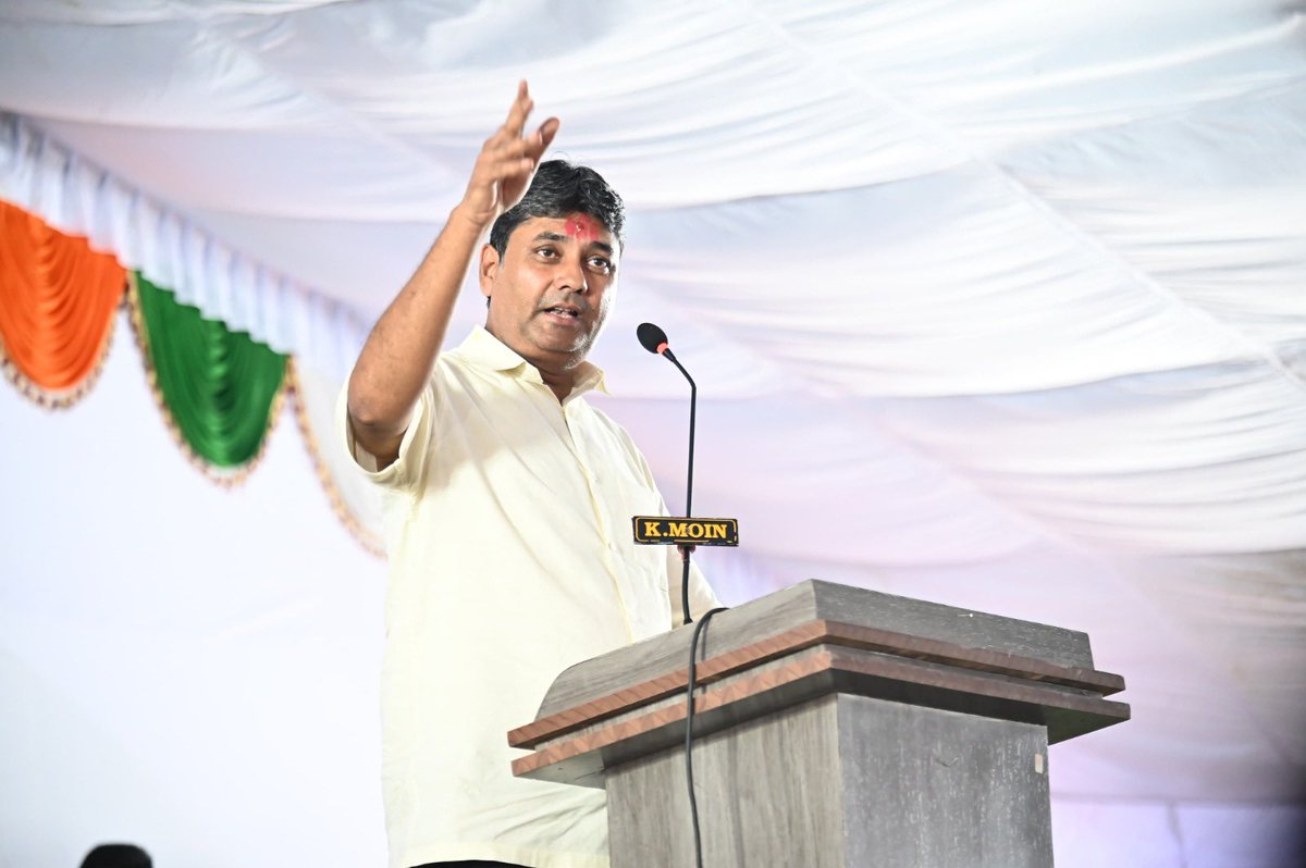 NCPspeaks's tweet photo. शिवस्वराज्य यात्रा, लढा महाराष्ट्राच्या स्वाभिमानाचा..!

नॅशनॅलिस्ट काँग्रेस पार्टी - शरदचंद्र पवार पक्षाचे प्रदेशाध्यक्ष व माननीय आमदार श्री. जयंतराव पाटील यांच्या नेतृत्वाखाली सुरू झालेली 'शिवस्वराज्य यात्रेची' जिंतूर, परभणी येथे भव्य सभा संपन्न झाली. लोकं योजना स्विकारतील की नाही या भीतीने जाहिरातबाजी होते आहे, अशी टिका प्रदेशाध्यक्षांनी सत्ताधाऱ्यांवर केली. मतांची आली कडकी, बहिण झाली लाडकी अशी खोचक टिका पक्षाचे खासदार डॉ. अमोल कोल्हे यांनी सरकारवर केली. तसेच भाजपचे नेते कापूस, सोयाबीनला भाव देणार होते त्याचं काय झालं? असा सवाल माजी मंत्री आमदार राजेश टोपे यांनी सभेच्या माध्यमातून सरकारला केला. 

यावेळी पक्षाच्या राष्ट्रीय महिला अध्यक्ष खा. फौजिया खान, जयप्रकाश दांडेगावकर, परभणी जिल्हाध्यक्ष विजयराव गव्हाणे, माजी विजय भांबळे, युवक प्रदेशाध्यक्ष महेबूब शेख, विद्यार्थी प्रदेशाध्यक्ष सुनिल गव्हाणे, रमेश महाराज, अशोक काकडे, डी. आर. तुपसुंदर, मनिषा केंद्रे, प्रेक्षा भांबळे, रितेश काळे, सोनाली देशमुख, प्रद्युम्न पाटील, अजय चौधरी, रामराव उबाळे, मनोज थिटे, सचिन बोबडे, आशाताई खिलारे, कपिल फारुकी यांच्यासह इतर पदाधिकारी व कार्यकर्ते उपस्थित होते. 

#शिवस्वराज्य_यात्रा #ShivSwarajyaYatra #NCPSP