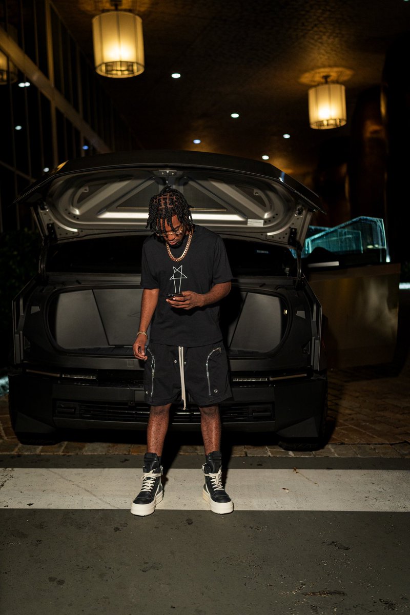 _1of1k3's tweet photo. I put on this shit myself ain't got no damn stylist🦅 #another365🎈 https://t.co/XnRlWfZ8dZ