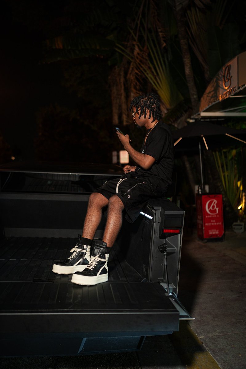 _1of1k3's tweet photo. I put on this shit myself ain't got no damn stylist🦅 #another365🎈 https://t.co/XnRlWfZ8dZ