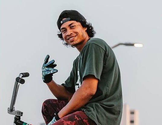 Libro_negro_'s tweet photo. 🟥 ¡EXIGIMOS LA LIBERTAD INMEDIATA DE IRVING! 😡😡

Irving defendió a una mujer que iba a ser violada por un sujeto.

Cuando Irving iba pasando con su camioneta se dio cuenta que un tipo que estaba junto una motocicleta estaba intentando abusar de una mujer pero como no pudo le robo sus pertenencias y huyó, Irving al ver la situación lo persiguió y le dio alcance aplastandolo con su camioneta y ahora las autoridades de Veracruz no lo quieren liberar.

Esto sucedió en Boca Del Río, Veracruz el pasado jueves 15 de agosto.

Dale rt  para hacer presión y exigir su liberación.