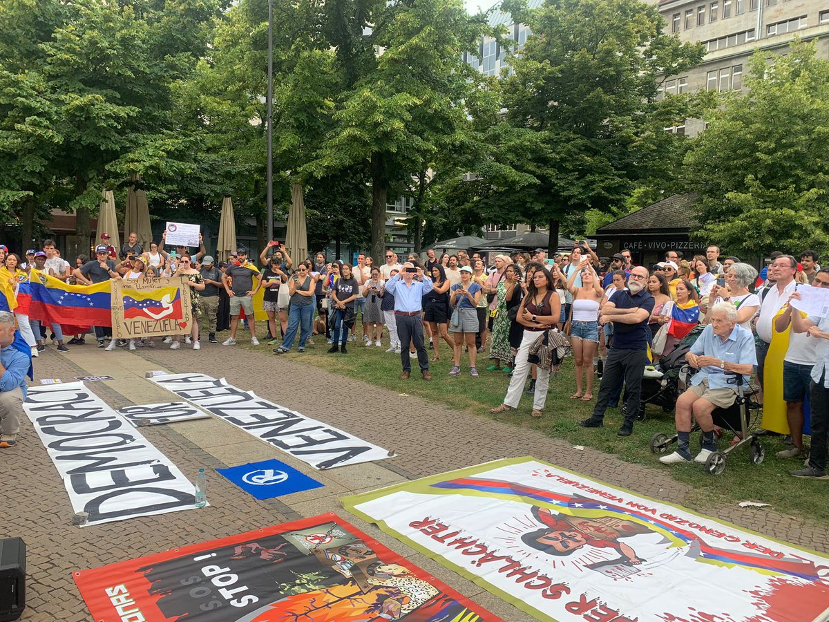 ConVzlaComando's tweet photo. Berlín también alzó la voz por Venezuela. Así fue la Gran Protesta Mundial por la Verdad en #Alemania 🇩🇪

¡Adentro o afuera de nuestro país, estamos unidos por la defensa de nuestros derechos! 

#GanóVzla con @EdmundoGU y eso no tiene vuelta atrás. 

#YoSalíPorVzla https://t.co/ztciqMWjWz