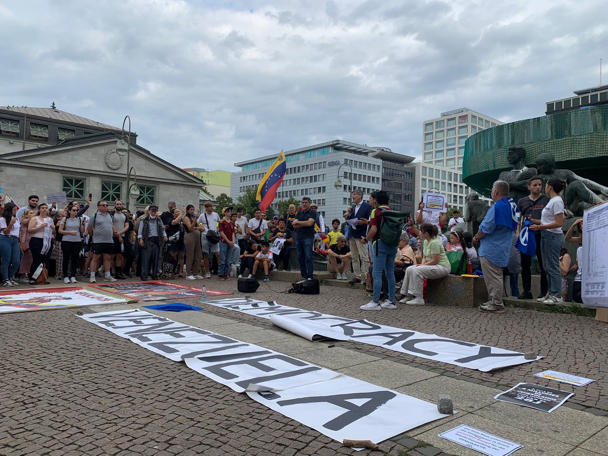 ConVzlaComando's tweet photo. Berlín también alzó la voz por Venezuela. Así fue la Gran Protesta Mundial por la Verdad en #Alemania 🇩🇪

¡Adentro o afuera de nuestro país, estamos unidos por la defensa de nuestros derechos! 

#GanóVzla con @EdmundoGU y eso no tiene vuelta atrás. 

#YoSalíPorVzla https://t.co/ztciqMWjWz