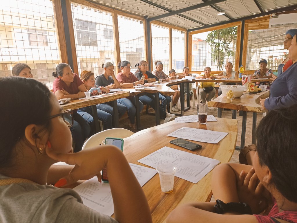keferbraza's tweet photo. Porque las mujeres emprendedoras de San Vicente lo pidieron👩🏻‍🍳🧑‍🌾!!! volvimos con los talleres de *Fortalecimiento al empoderamiento femenino con la RC5 #Luisagonzález🩵💪🏼* "Economía Sostenible de Mujeres Independientes".  
@MashiRafael @LuisaGonzalezEc @GuidoAndres_M_A @JPV_ec https://t.co/E3T2SgDFzu