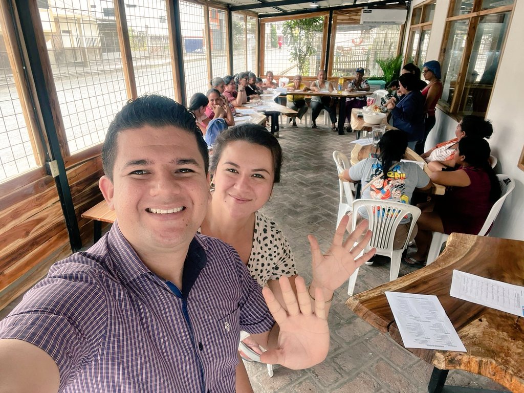 keferbraza's tweet photo. Porque las mujeres emprendedoras de San Vicente lo pidieron👩🏻‍🍳🧑‍🌾!!! volvimos con los talleres de *Fortalecimiento al empoderamiento femenino con la RC5 #Luisagonzález🩵💪🏼* "Economía Sostenible de Mujeres Independientes".  
@MashiRafael @LuisaGonzalezEc @GuidoAndres_M_A @JPV_ec https://t.co/E3T2SgDFzu