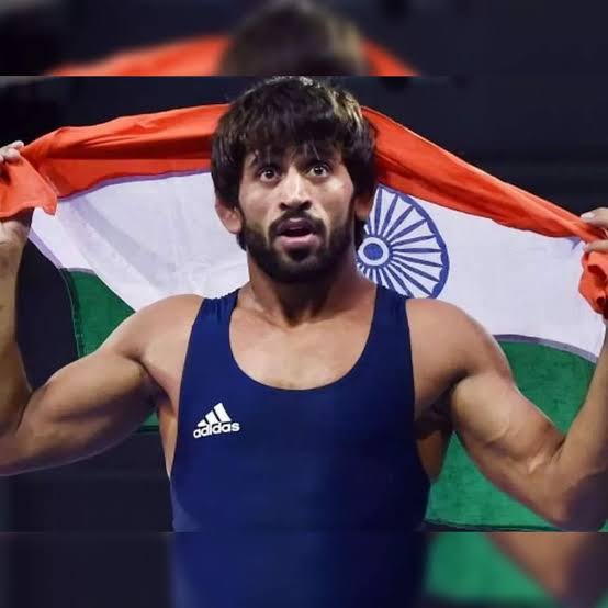 मैंने आज देखा कि कुछ लोग बजरंग पूनिया पर तिरंगा के अपमान करने का आरोप लगा रहे हैं, यह देखकर मुझे बहुत अचंभा हुआ।

बजरंग पूनिया ने भारत का तिरंगा 

वर्ल्ड चैंपियनशिप में फहराया
एशियन गेम्स में फहराया
कॉमनवेल्थ गेम्स में फहराया
ओलंपिक गेम्स में फहराया

बजरंग पूनिया ने अब तक मुख्य