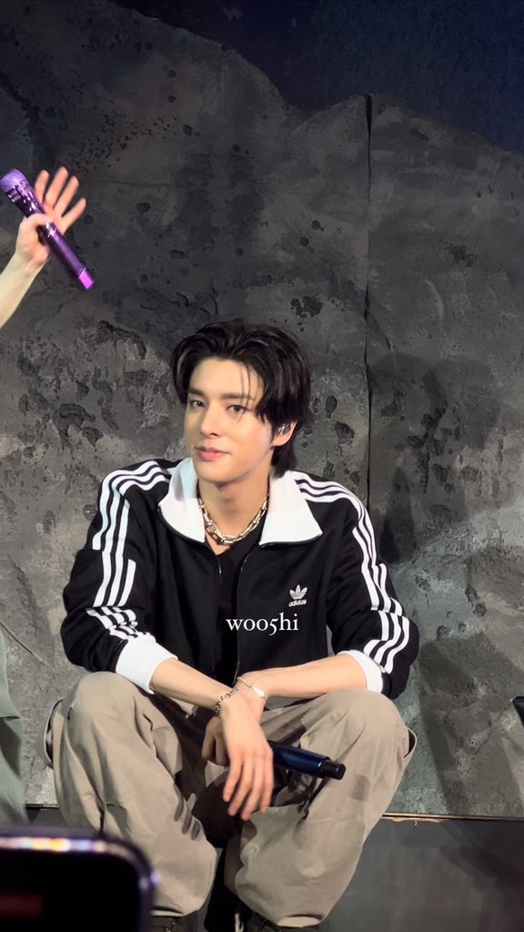 15ARCHIVEz's tweet image. this is how good looking jake is in real life 🫠😵‍💫