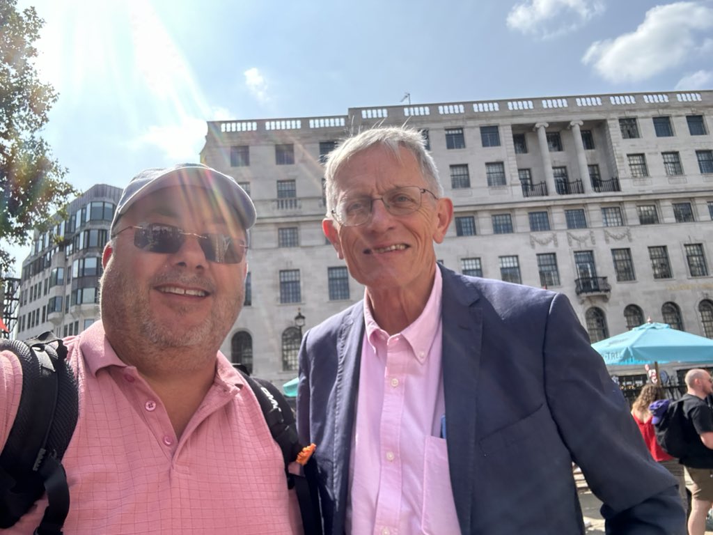TrainingLinks's tweet photo. Great to meet a travel legend at the start of the race today @SimonCalder https://t.co/CZAopZVSr1