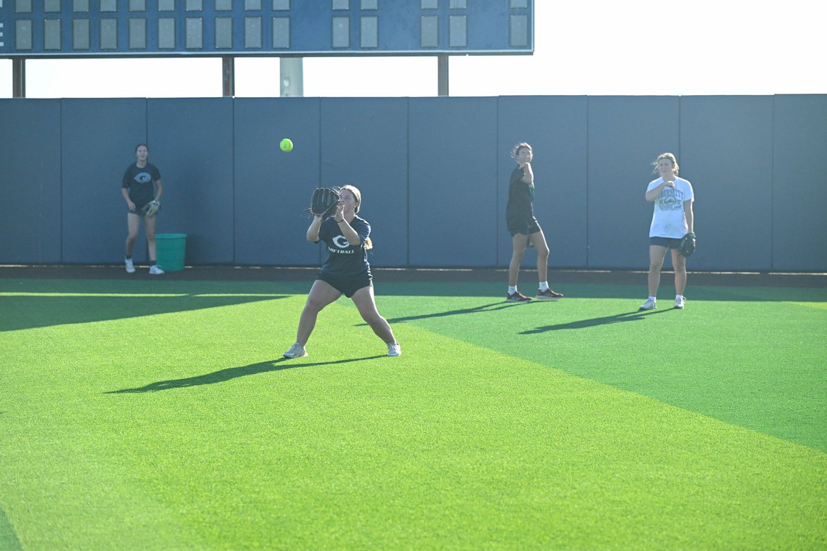 gclvsoftball's tweet photo. Ready to get this season started! 😤😤
Great having our full squad together! #GWAY 

@tayzharris https://t.co/4hUyEcYofw