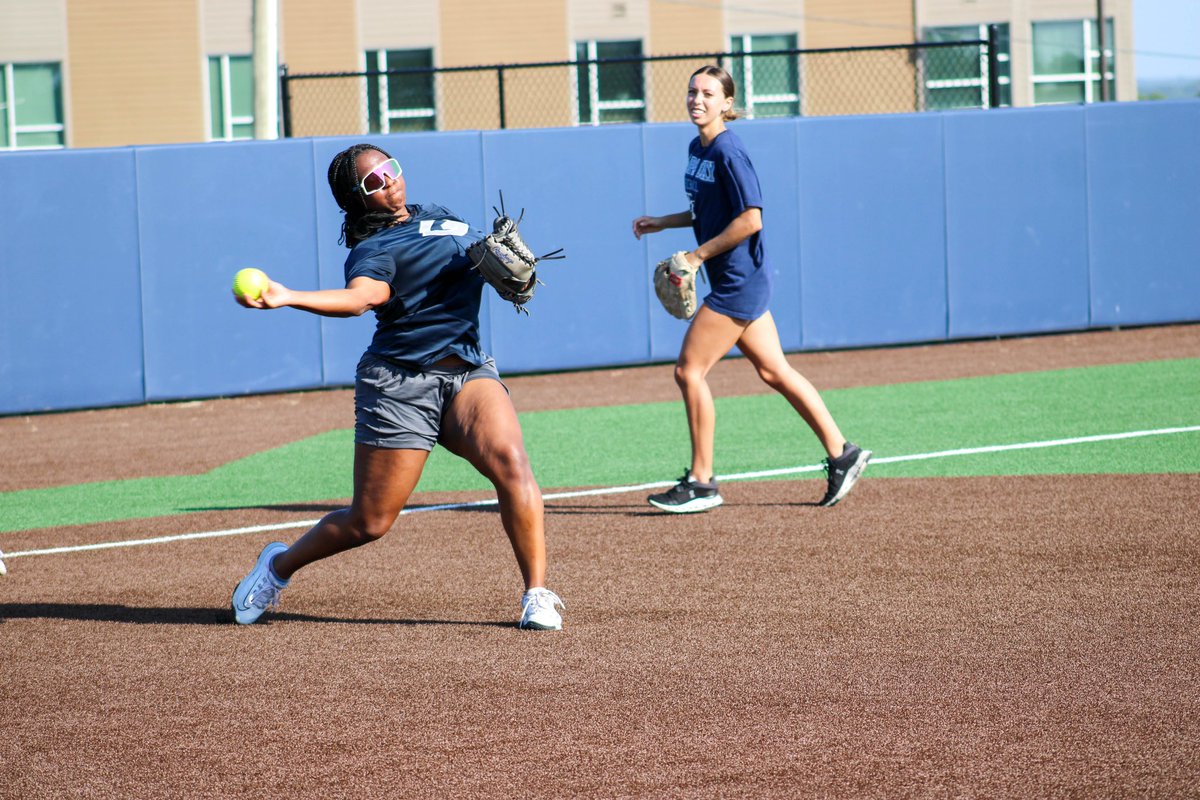 gclvsoftball's tweet photo. Ready to get this season started! 😤😤
Great having our full squad together! #GWAY 

@tayzharris https://t.co/4hUyEcYofw